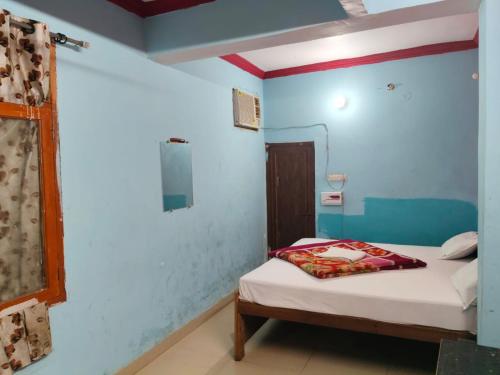 a bedroom with a bed in a room at Hotel diomand in Hardoī