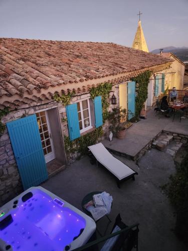 MontfortにあるLes Bulles de Montfort - WiFi - Parking gratuit & Cuisineのホットタブ付きの家