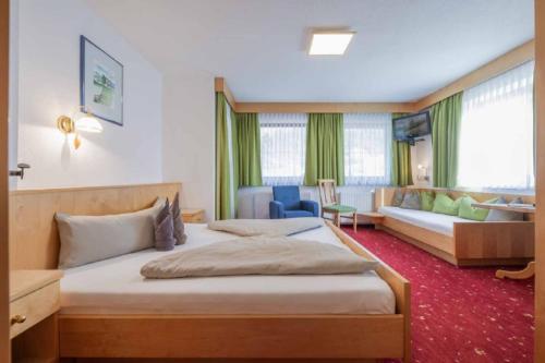 Una habitación de hotel con una cama y una sala de estar. en Haus Ferienglück, en Neustift im Stubaital