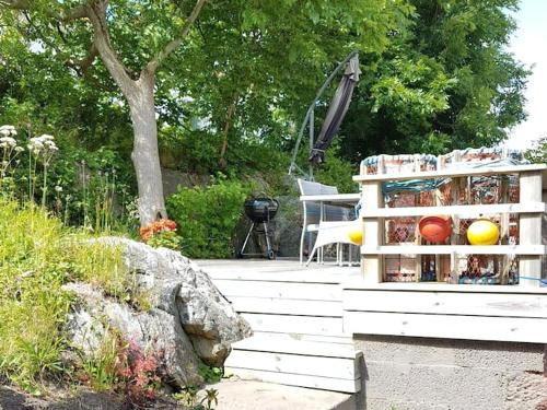 Ein Garten an der Unterkunft Awesome Home In Hälkeviksstrand With 2 Bedrooms And Wifi
