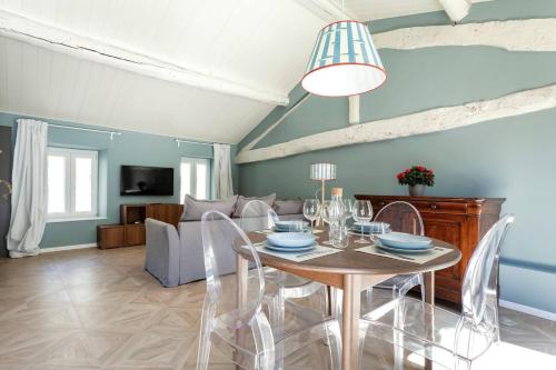 レンノにある"The Balbianello Lake House Blue"のテーブルと椅子のあるダイニングルームとリビングルーム