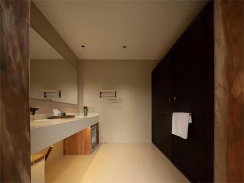 a bathroom with a sink and a counter top at Yunshui Shenshen Rizhao Jinshan Panoramic Secret Resort Hotel in Lijiang