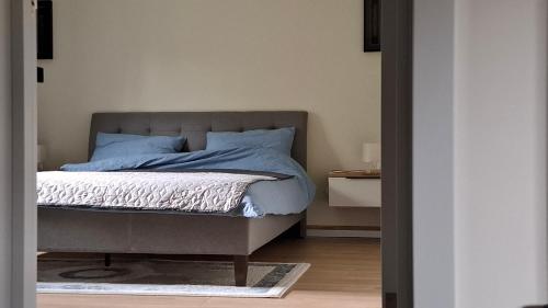 - une chambre avec un lit doté de couvertures et d'oreillers bleus dans l'établissement Respiro Villas, à Tîrgu Neamţ
