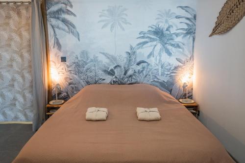 une chambre avec un lit avec deux oreillers dessus dans l'établissement Azur Escale - Détente entre Mer et Montagne, à Maison Henou