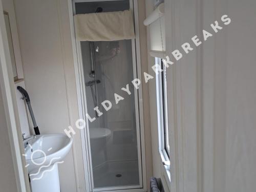 Et badeværelse på The Snug - Bronze 6 berth - West Sands