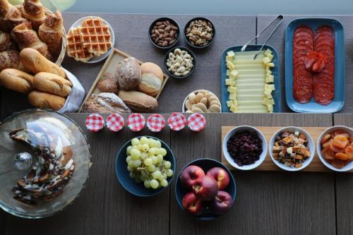 ブカレストにあるVISIONAPARTMENTS Bucharest - contactless check-inのさまざまな種類の食べ物が並んだテーブル