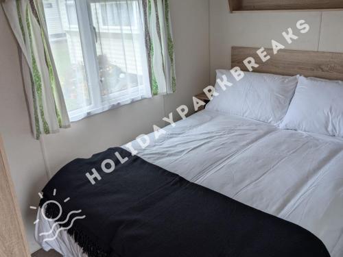 En eller flere senge i et værelse på The Snug - Bronze 6 berth - West Sands