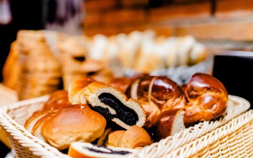 uma cesta com diferentes tipos de doces sobre uma mesa em 7Days B&B em Bratislava