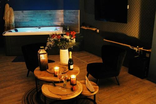 une pièce avec deux tables avec des bougies et une baignoire dans l'établissement Appartement avec spa privatif, à Douai