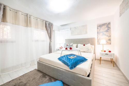 a white bedroom with a large bed and a window at Casa Vacanze Manzoni 29 in Cagliari