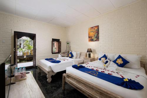 Postel nebo postele na pokoji v ubytování Lumbung Sari Hotel Legian