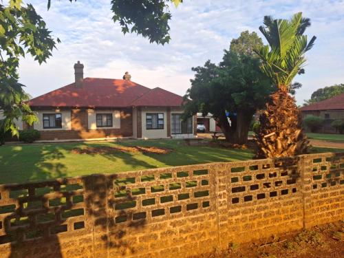 una casa con una valla delante en Good Morning Retreat, en Springs