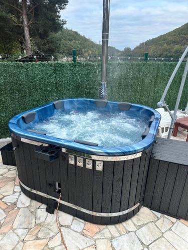un jacuzzi en un patio en Leo Green House, en Moara Ungurului