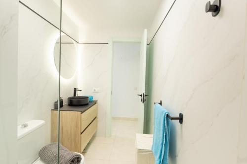 een badkamer met een douche en een wastafel bij Villa Piva in Playa Blanca