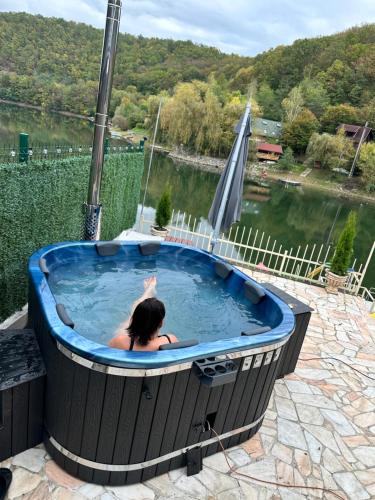 una mujer en un jacuzzi con un barco en Leo Green House, en Moara Ungurului