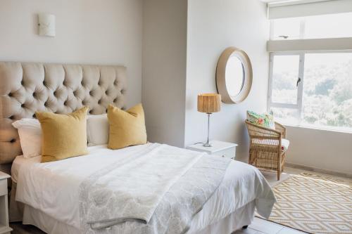 Postel nebo postele na pokoji v ubytování The Beach Nook - Umdloti Holiday Resort