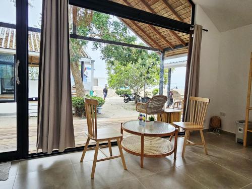พื้นที่นั่งเล่นของ The Cosy Sunset Beach Resort