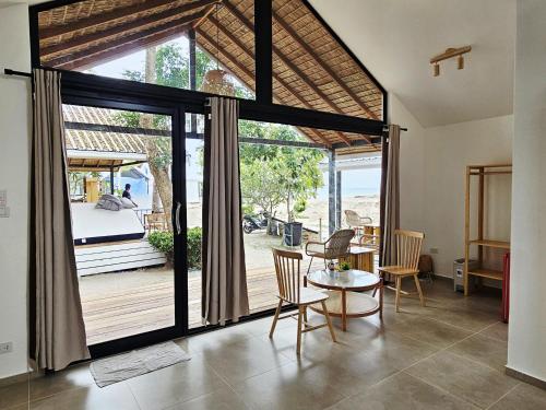 พื้นที่นั่งเล่นของ The Cosy Sunset Beach Resort