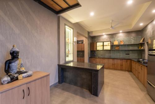 O bucătărie sau chicinetă la SaffronStays Pebble House - 3BR riverside villa with glass walls, terraces & Nun River views, Dehradun