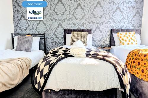 Katil atau katil-katil dalam bilik di 4 Bedroom House By WillCo Property Short Lets & Serviced Accommodation With Breakfast, WI-FI, Projector & Contractors