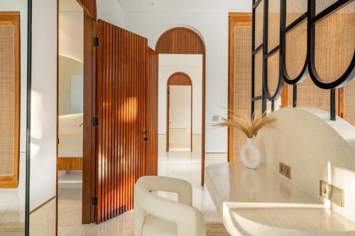 een badkamer met een witte wastafel en een witte stoel bij Ocean Verve Villa 2 - 3bd in central Uluwatu in Bingin Beach