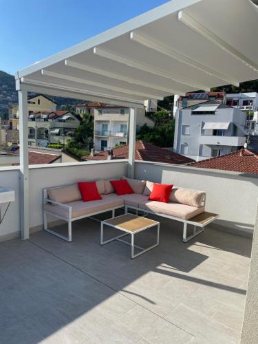 a patio with a white canopy on a roof at Appartamento Sabbia e sogni in Pietra Ligure