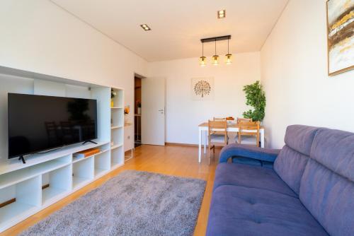 TV a/nebo společenská místnost v ubytování Modern Flat with Workspace in Foz by HostWise