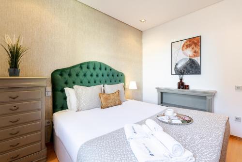 Postel nebo postele na pokoji v ubytování Modern Flat with Workspace in Foz by HostWise