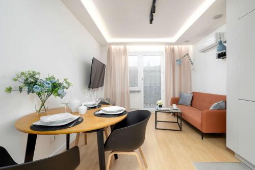 Stylish 2 Bedrooms Apartment with Air Conditioning Close to the City Center by Noclegi Renters