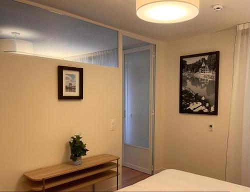 Habitación con cama y puerta de cristal en Zenao Appart'hôtels Saint-Mandé, en Saint-Mandé