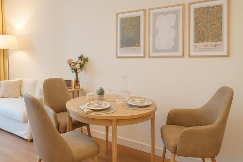 Un comedor con mesa y sillas en Zenao Appart'hôtels Saint-Mandé, en Saint-Mandé