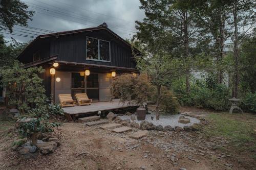 Wabi-Sabi historic home - walk to the lake