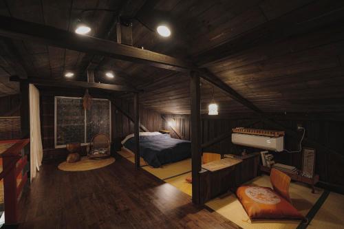Wabi-Sabi historic home - walk to the lake