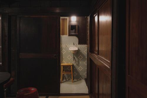 Wabi-Sabi historic home - walk to the lake