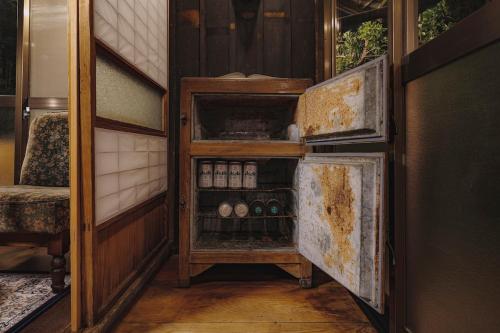 Wabi-Sabi historic home - walk to the lake