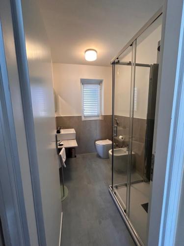 un bagno con doccia in vetro e WC di Sesto Quaranta a Palermo