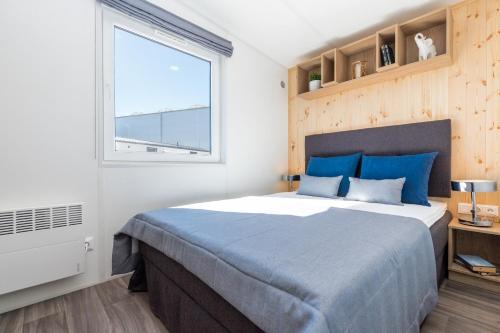 une chambre avec un grand lit et une fenêtre dans l'établissement Haus Laura, à Gottsdorf