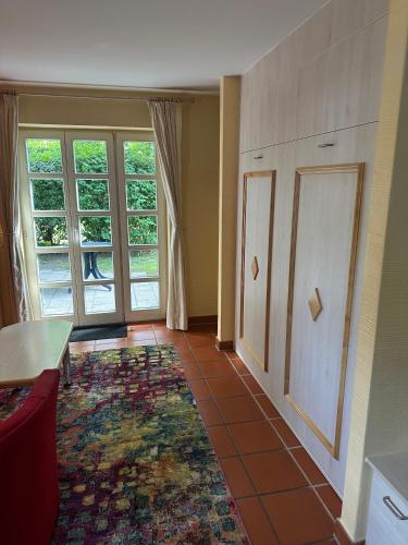 a living room with a couch and a table and windows at Küstennest Rügen in Dranske