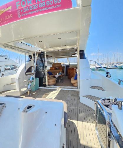Luxury experience on a 16-meter Azimut yacht