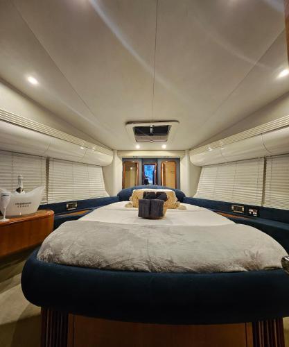 Luxury experience on a 16-meter Azimut yacht