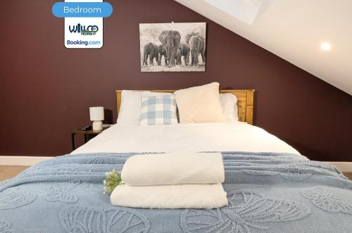 ein Schlafzimmer mit einem Bett mit zwei Handtüchern darauf in der Unterkunft 5BR House By WillCo Property Short Lets & Serviced Accommodation Derby With Games, Parking Perfect For Contractors in Derby