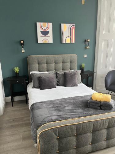 Un dormitorio con una cama grande con paredes azules. en Seaside studio apartment, en Weston-super-Mare
