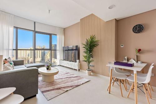 un salon avec un canapé et une table dans l'établissement Silkhaus Chic 2BDR in Radiant Boulevard, à Mushayrib