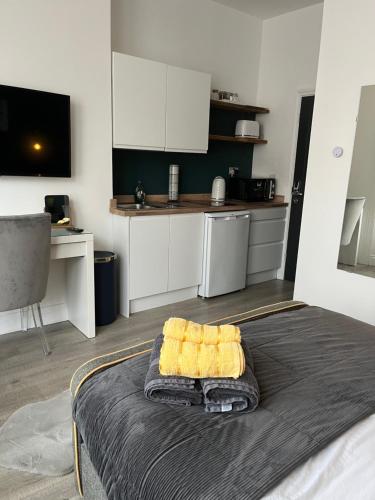 Un dormitorio con una cama con dos toallas encima. en Seaside studio apartment, en Weston-super-Mare