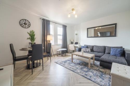 a living room with a couch and a table at Oxford Modern Living - City Centre in Oxford
