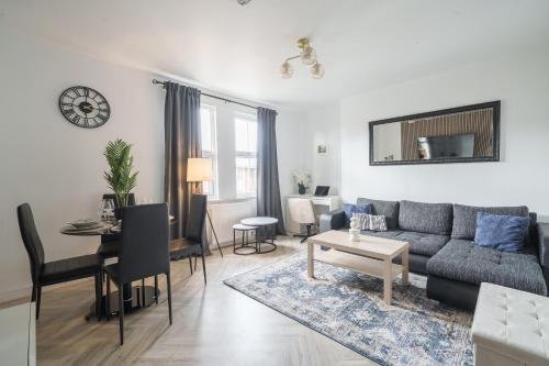 a living room with a couch and a table at Oxford Modern Living - City Centre in Oxford