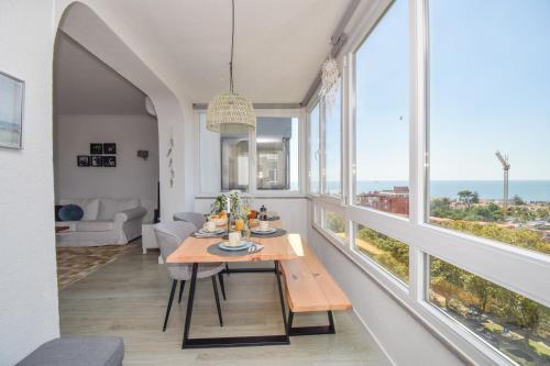 Retreat in Estoril with balcony and ocean view
