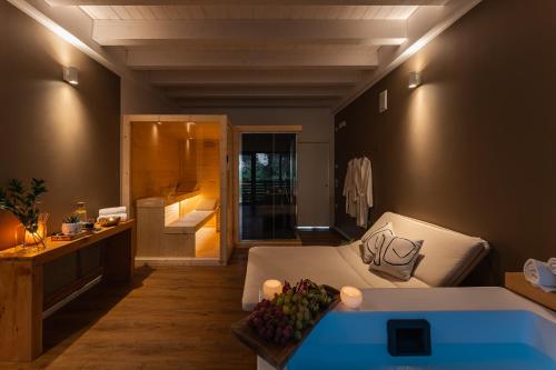 a living room with a bed and a bath tub at Chalet con Accesso a SPA Privata in Maso