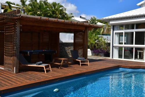 una pool house con terrazza e tavolo da biliardo di Villa Kokoro a Saint-Paul
