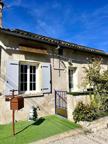 a house with a mailbox in front of it at Le Petit Brétigny in Beaumont